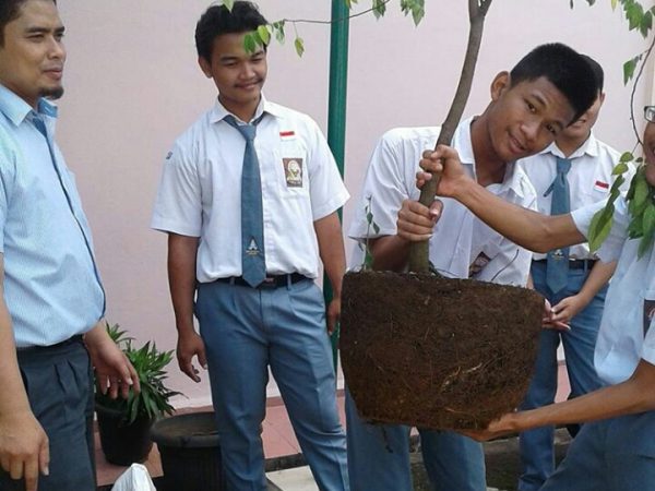 Gerakan Penghijauan di SMAS Pattimura Jakarta Selatan: Siswa Turut Andil Selamatkan Lingkungan