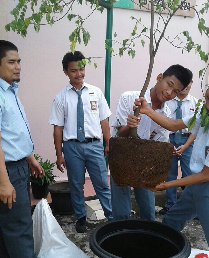 Gerakan Penghijauan di SMAS Pattimura Jakarta Selatan: Siswa Turut Andil Selamatkan Lingkungan